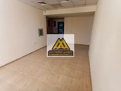 فرصة سكنية لا تعوض – استوديو واسع للإيجار السنوي في منطقة العالية بأرخص سعر في المنطقة، مطبخ شبه منفصل، وتكييف مركزي مع صيانة مجانية