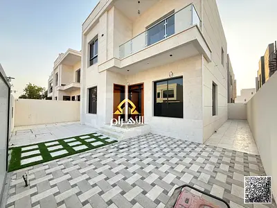 فيلا رائعة، تشمل رسوم التسجيل، تتكون من 4 غرف نوم رئيسية مع خزائن ملابس مدمجة وسطح، معروضة للبيع الآن في منطقة راقية