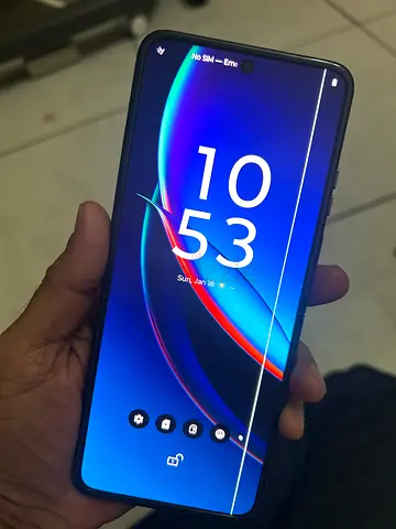 Moto razr plus 2023 display line