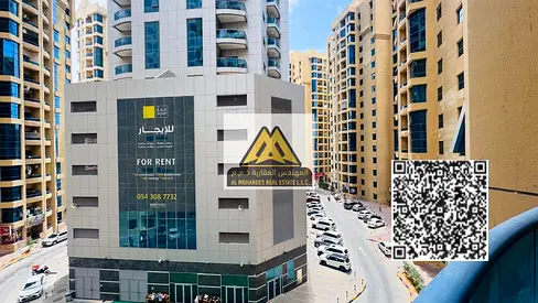 شقة مميزة بمساحة كبيرة جداً وتصميم راقٍ، مناسبة للسكن العائلي، وتقع في موقع حيوي قريب من جميع الخدمات الأساسية والمواصلات، مع سهولة الوصول إلى الشارقة