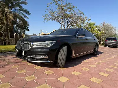 للبيع BMW 750Li موديل 2018  اسود ملكي داخل جلد بيج نظيفة جدا من الداخل والخارج خليجي فول مواصفات