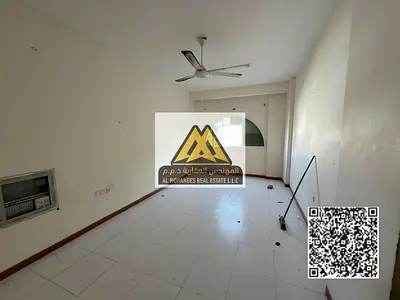 شقة بمساحات جيدة وتصميم عملي مناسب للعائلات، تتكون من غرفة نوم ماستر وصالة واسعة وحمامين، مع مطبخ مغلق وتشطيبات حديثة وتجديد كامل قبل التسليم، ما يجعل