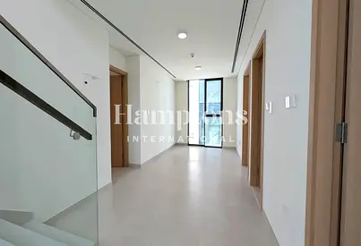 Book Viewing | Close To Central Park | Single Row