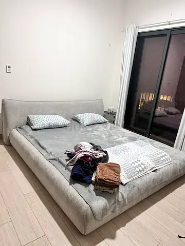 King size bed in very good condition