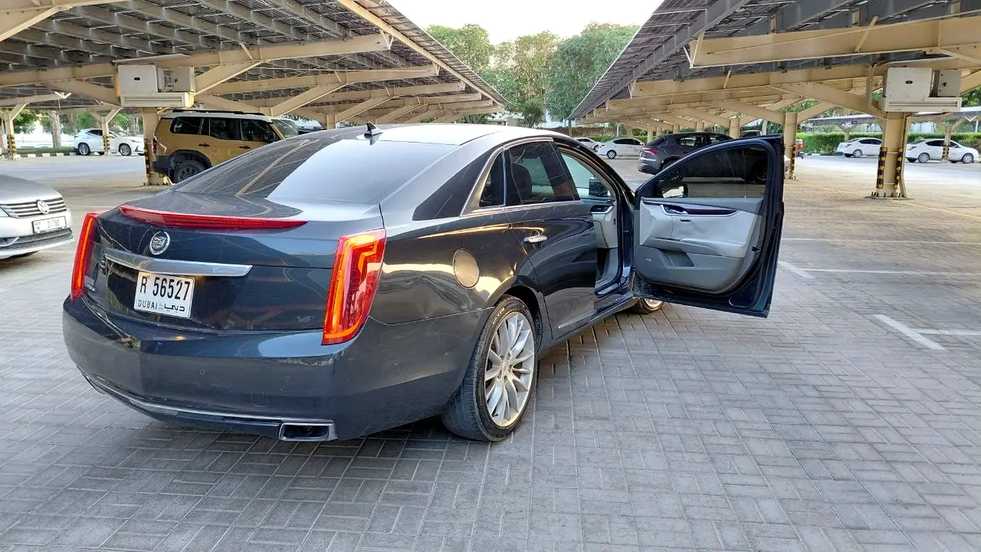 Cadillac XTS 2014 — photo 1 of 6