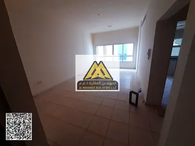 استوديو بمساحة واسعة وتصميم عملي مناسب للسكن الفردي أو الزوجي، يقع في موقع مميز وهادئ بجانب مركز شرطة المدينة، مع سهولة الوصول إلى جميع الخدمات والمنا