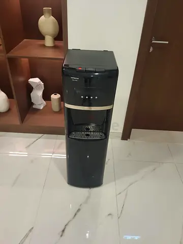 Bottom load water dispenser