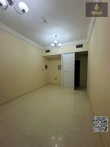 شقة 1 غرفة وصالة مؤجرة للبيع في Lake Tower C4 | عائد استثماري ممتاز | بسعر 270 ألف درهم
