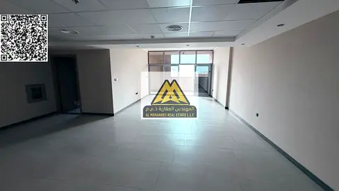 شقة أول ساكن بتشطيبات راقية ومساحات كبيرة جداً داخل برج فاخر يتميز بموقع استراتيجي على البحر، مناسب للسكن العائلي الراقي والباحثين عن الفخامة والراحة.