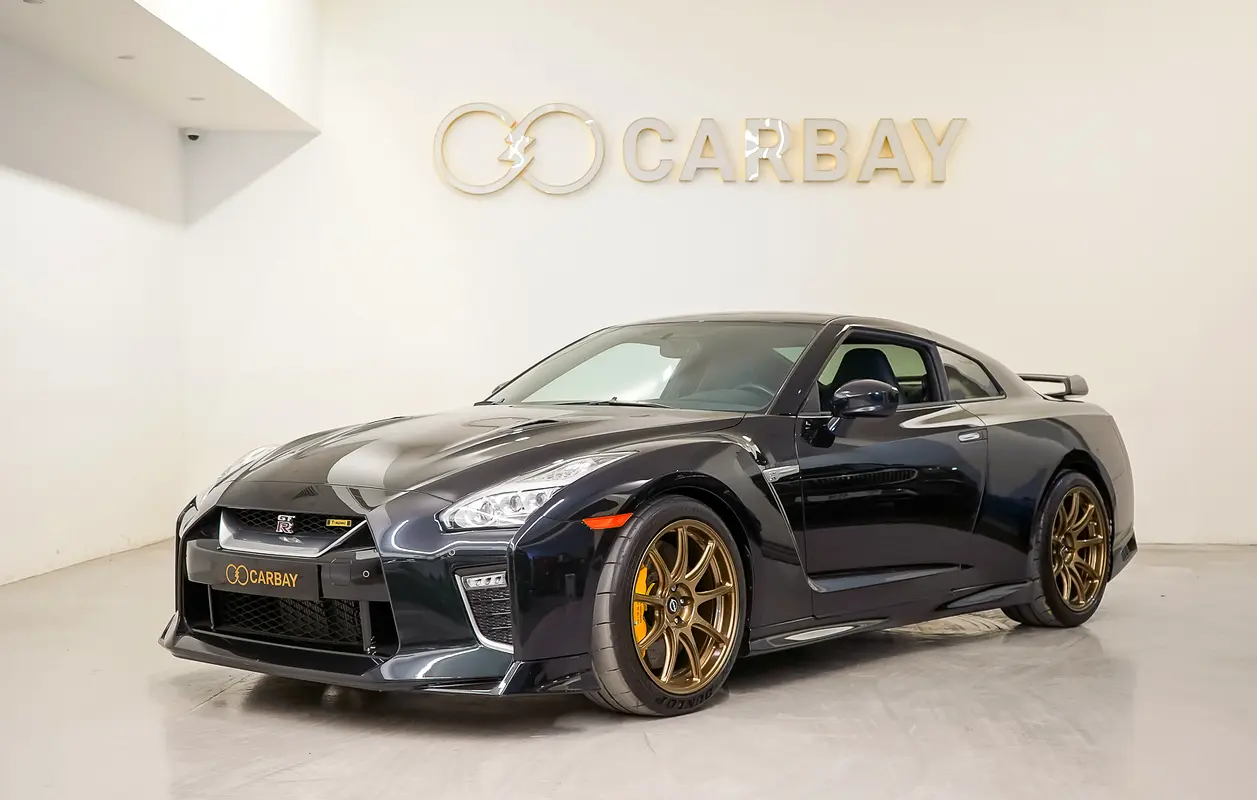 Nissan GT-R 2022 — photo 1 of 19