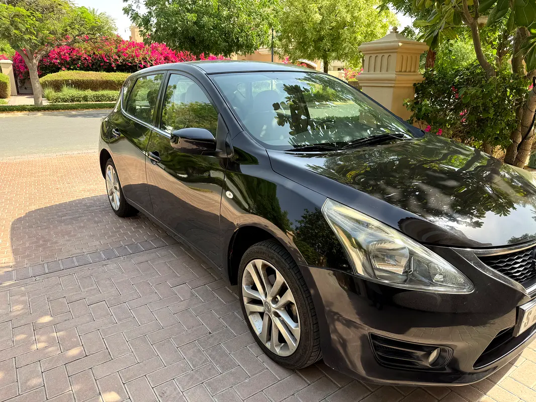 Nissan Tiida 2016 — photo 1 of 10