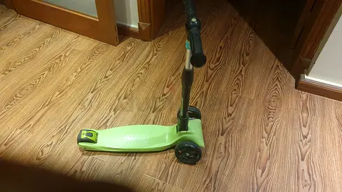 2 scooties 1 for 3+ and 1 for 5+