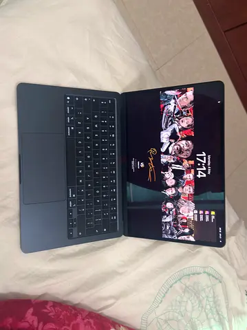 MacBook M4 256gb 13-inch (Midnight Blue) with Magic Keyboard - Good Condition