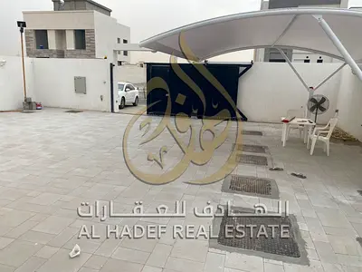 فيلا فاخرة للإيجار في منطقة الرحمانية أول ساكن بمساحة واسعة 5500 قدم مربع مع 5 غرف نوم منها 3 ماستر وتصميم عصري راقٍ مع تكييف مركزي ومجلس وصالة كبيرة