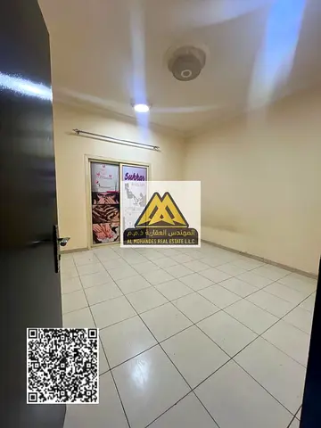 شقة بمساحة كبيرة جداً وتصميم عملي، مناسبة للسكن العائلي، وتقع في موقع حيوي على شارع الملك فيصل وقريبة من جميع الخدمات الأساسية والمواصلات.