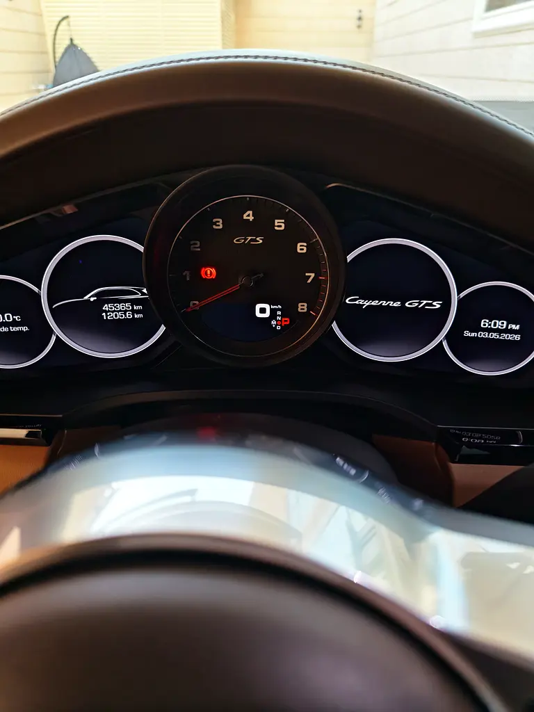 Porsche Cayenne 2021 — photo 1 of 12