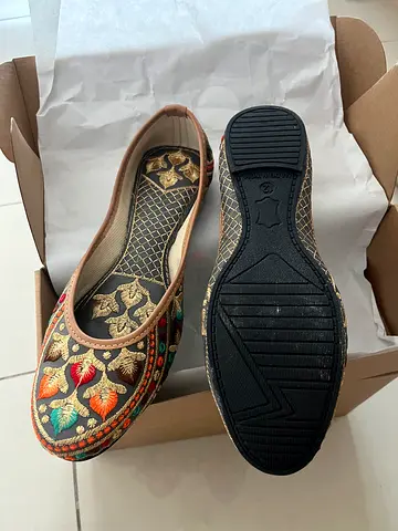 Hand-embroidered traditional womens flats (Jutti) - size 12-New