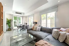 End Unit| Upgraded| Single Row| Vacant On Transfer