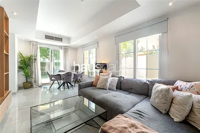 End Unit| Upgraded| Single Row| Vacant On Transfer