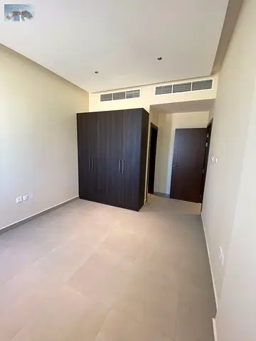 One bedroom and living room / Second occupant / With built-in wardrobes / Modern finishes / Close to the Chinese market / Master bedroom