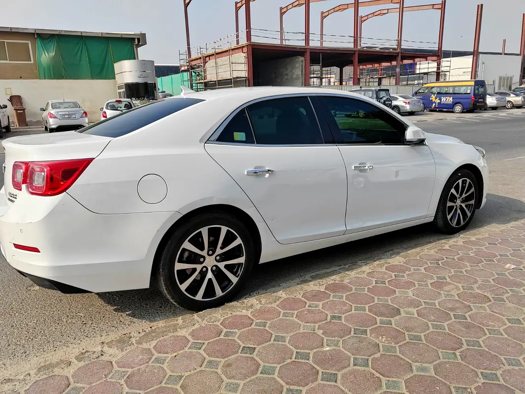 Chevrolet Malibu 2015 — photo 1 of 10