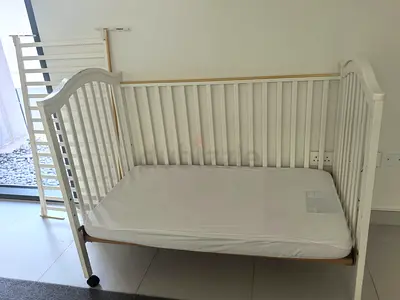 White wooden baby crib with mattress, used - good condition