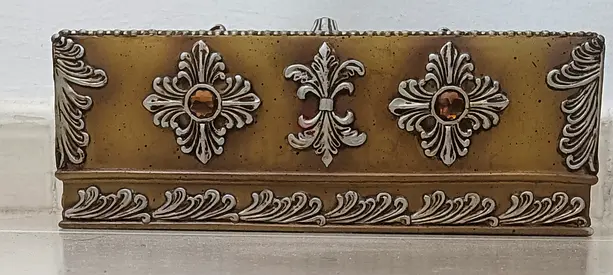 Tissue box