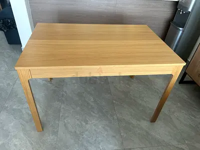 Extendable dining table