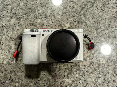 Limited sony a6000 white leather body(no lens), 4 batteries + batery grip + charger CONDITION 10/10