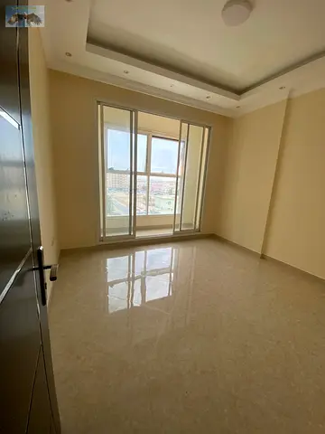 Very nice apartment in a lively location, with private parking, no deposit, spacious, close to all services, and easy access to Dubai and Sharjah.