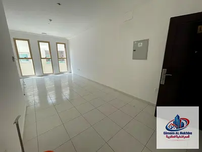 شقة للإيجار بالشارقة القاسمية الند ثلاث غرف وصالة 3 حمام تكييف وغاز مركزي قريبة من الخدمات والحدائق والمطاعم نظافة يومية