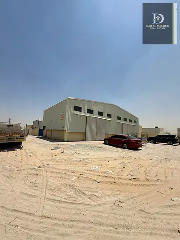 للبيع فى الشارقة منطقة الصجعة اس   عدد 2 شبره وحوطه بها مكتب ومطبخ وحمام   مساحة 10000 قدم مربع   زاويةعلى شارعين 24 متر و 24 متر