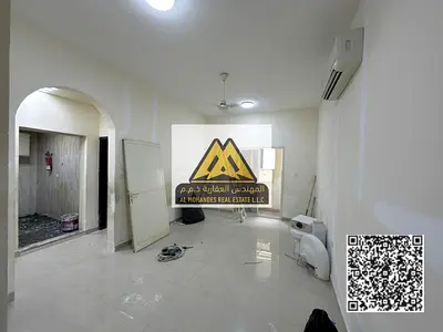 شقة بمساحة مناسبة وتصميم عملي مناسب للسكن العائلي، تتكون من غرفة نوم وصالة مع بلكونة وحمام، مع مطبخ مغلق وتشطيبات وتجديد كامل قبل التسليم، ما يوفر بيئ