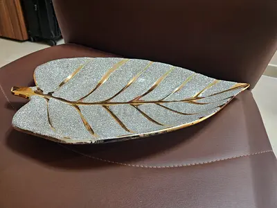 Elegant decorative tray shaped like a leaf