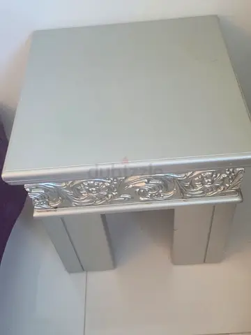 طاولة كبيرة مع تنتين صغار
