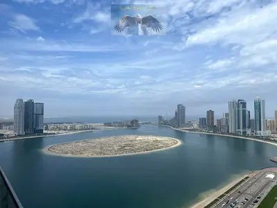 إطلالة على البحر، والتكييف مشمول على حساب المالك، مع موقف سيارات مجاني، وصالة ألعاب رياضية، ومسبح. شقة مكونة من 3 غرف نوم وصالة مع غرفة خادمة في الخان