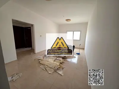 شقة واسعة جداً بمساحة كبيرة وتصميم عملي مناسب للسكن العائلي، تقع في موقع مميز قريب من الجامعة وجميع الخدمات الأساسية والمواصلات، مع سهولة الوصول إلى ا