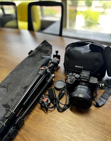 Sony A7 IV + 16-35mm F4 G Lens w/ SD Card