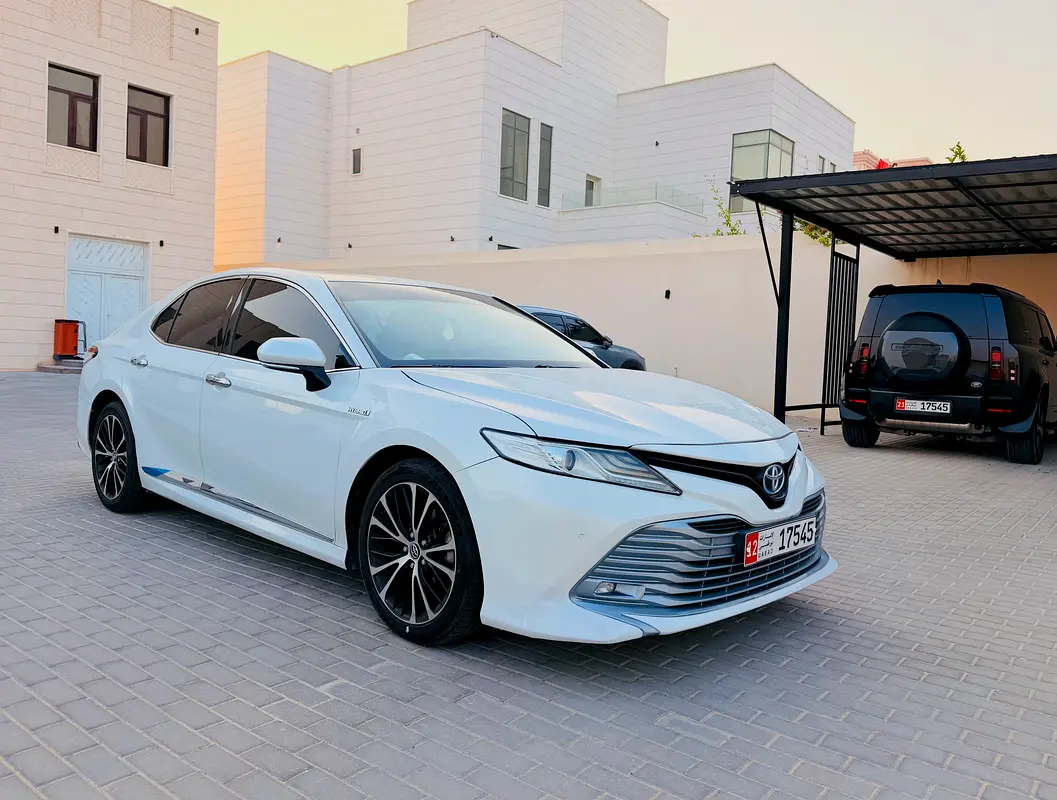 Toyota Camry 2019 — photo 1 of 14