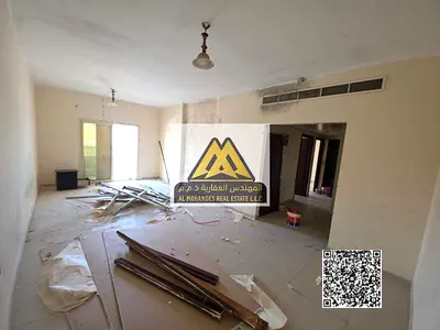 شقة مميزة بمساحات كبيرة وتصميم عملي مناسب للعائلات، تتكون من غرفتين نوم وصالة مع صالة منفصلة وحمامين وبلكونة بإطلالة مفتوحة، مع تكييف مركزي يوفر راحة