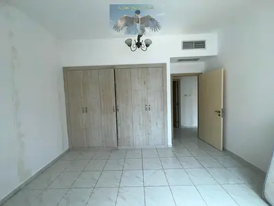 Central air conditioning, three bedrooms and a living room, built-in wall cabinets, open view, close to Dubai exit and bus stops.
