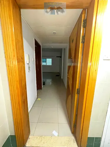 اجمل واكبر غرفه وصاله بالتعاون\موزع\تشطيبات جديده\مساحه كبيره\تكيف مركزي\موقع مميز علي مخرج دبي\قريب من كل الخدمات