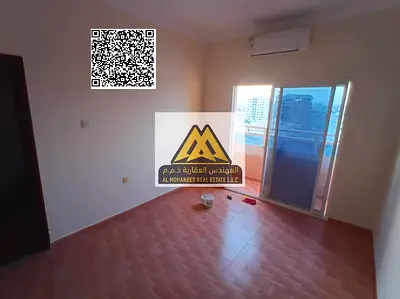فرصة مميزة للإيجار السنوي، شقة غرفة وصالة بمواصفات عملية ومساحة ممتازة مع بلكونة، في موقع حيوي قريب من جميع الخدمات وسهل الوصول إلى الشارقة ودبي وطريق