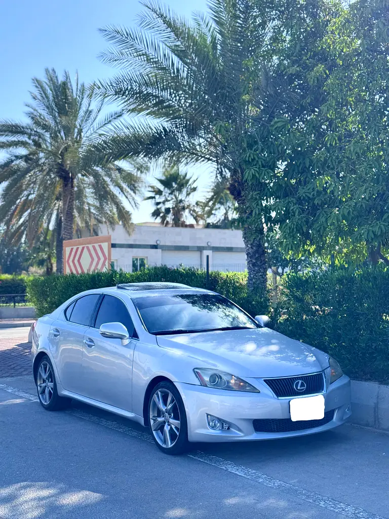 Lexus IS-Series 2010 — photo 1 of 7