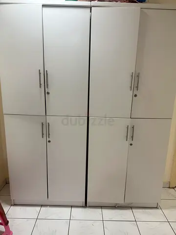 خزانتان بيضاء