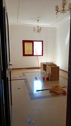 بلكونة + تشطيب راقٍ + تصميم عصري + تكييف مركزي، غرفتان وصالة للإيجار في الخان، 2 حمام، مساحة ممتازة وموقع قريب من الخدمات. 🏡✨