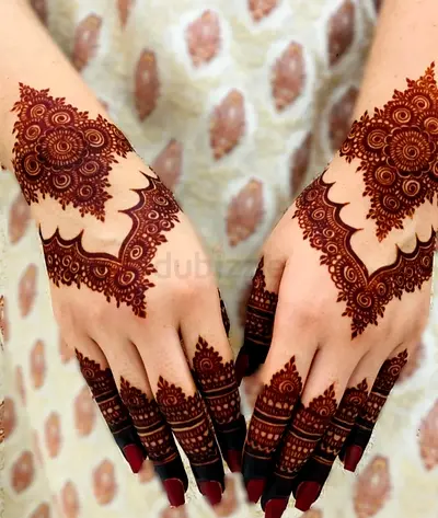 Henna artist available in deirah dubai