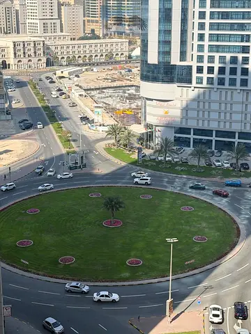 خزائن بالحائط تكييف على المالك ثلاث غرف وصاله فى التعاون غرفه خادمة ماستر اطلالة مفتوحة