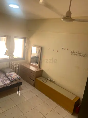 Pvt Room - Shared apartment with a working lady and 8 year old kid - Near sharaf dg Exit 4