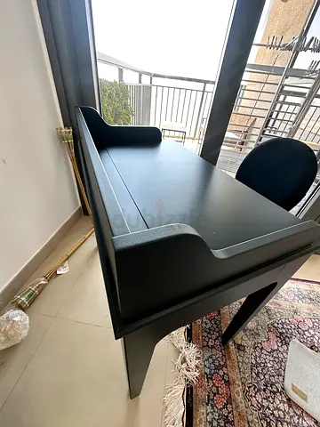 Modern IKEA desk and chair set in excellent condition. Used for less than a year, very clean